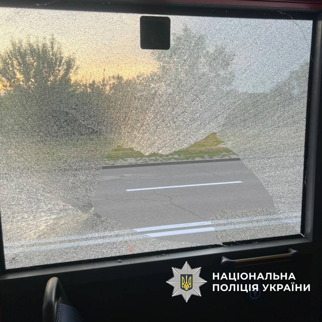 обстреляли автобус в Харькове из пневматического оружия 2