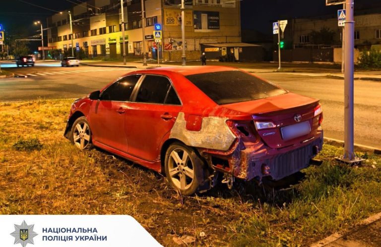 Викрав авто та поїхав до Харкова: про ДТП із викрадачем повідомили копи