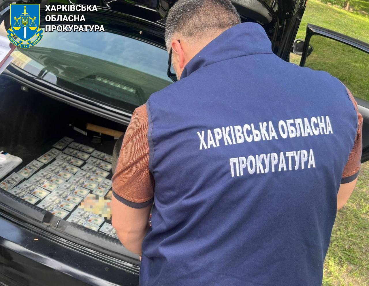 Деньги в багажнике машины