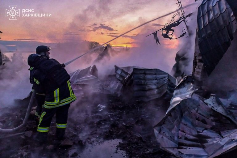 Спасатели погасили масштабные пожары, возникшие на Харьковщине из-за обстрелов