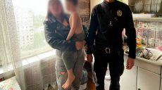 Маленький ребенок чуть не выпал из окна в Харькове