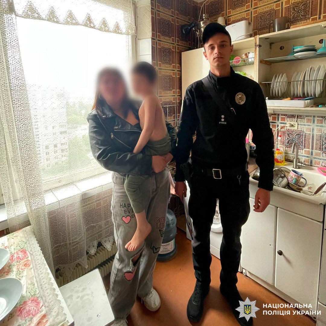 Маленький ребенок чуть не выпал из окна в Харькове