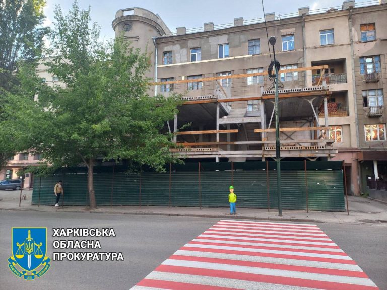 Прокуратура вимагає прибрати паркан біля гуртожитка «Гігант» у Харкові