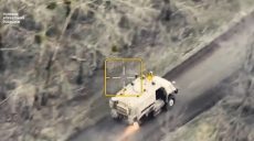 Украинский разведчик вывез подбитый броневик с поля боя на Харьковщине (видео)