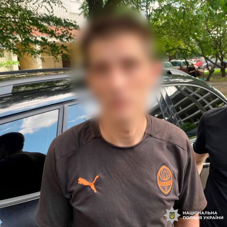 Забризкали пенсіонерці очі та зірвали прикрасу: орудували рецидивісти 📹