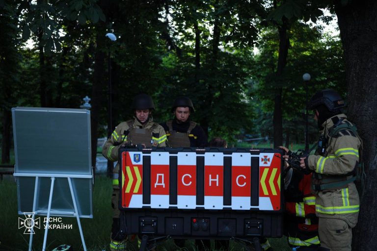 Погибли спасатели, повреждены ж/д пути метро: последствия обстрелов в Киеве