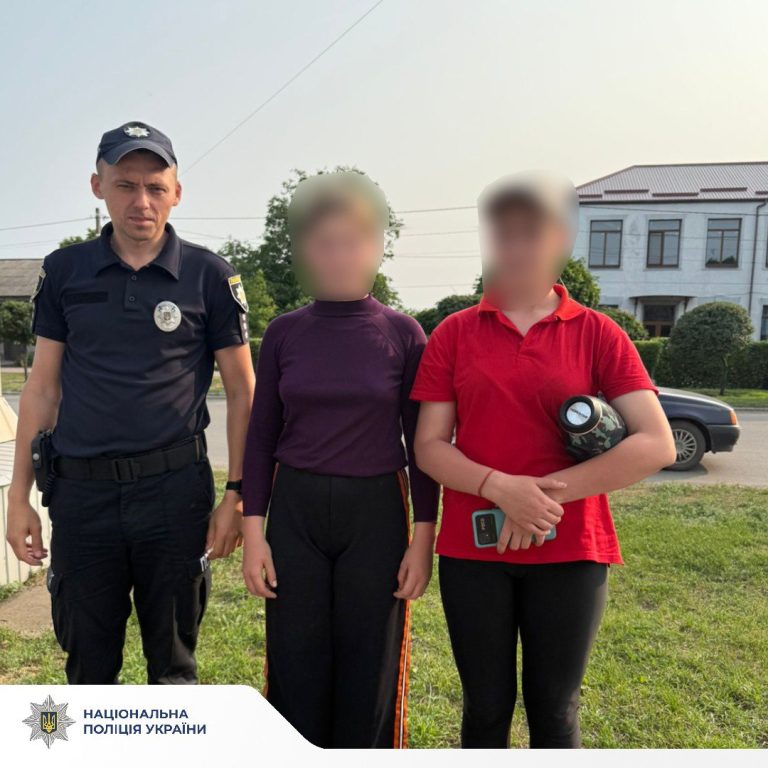 Сестри пішли гуляти з хлопцями і зникли: тепер копи шукають хлопців