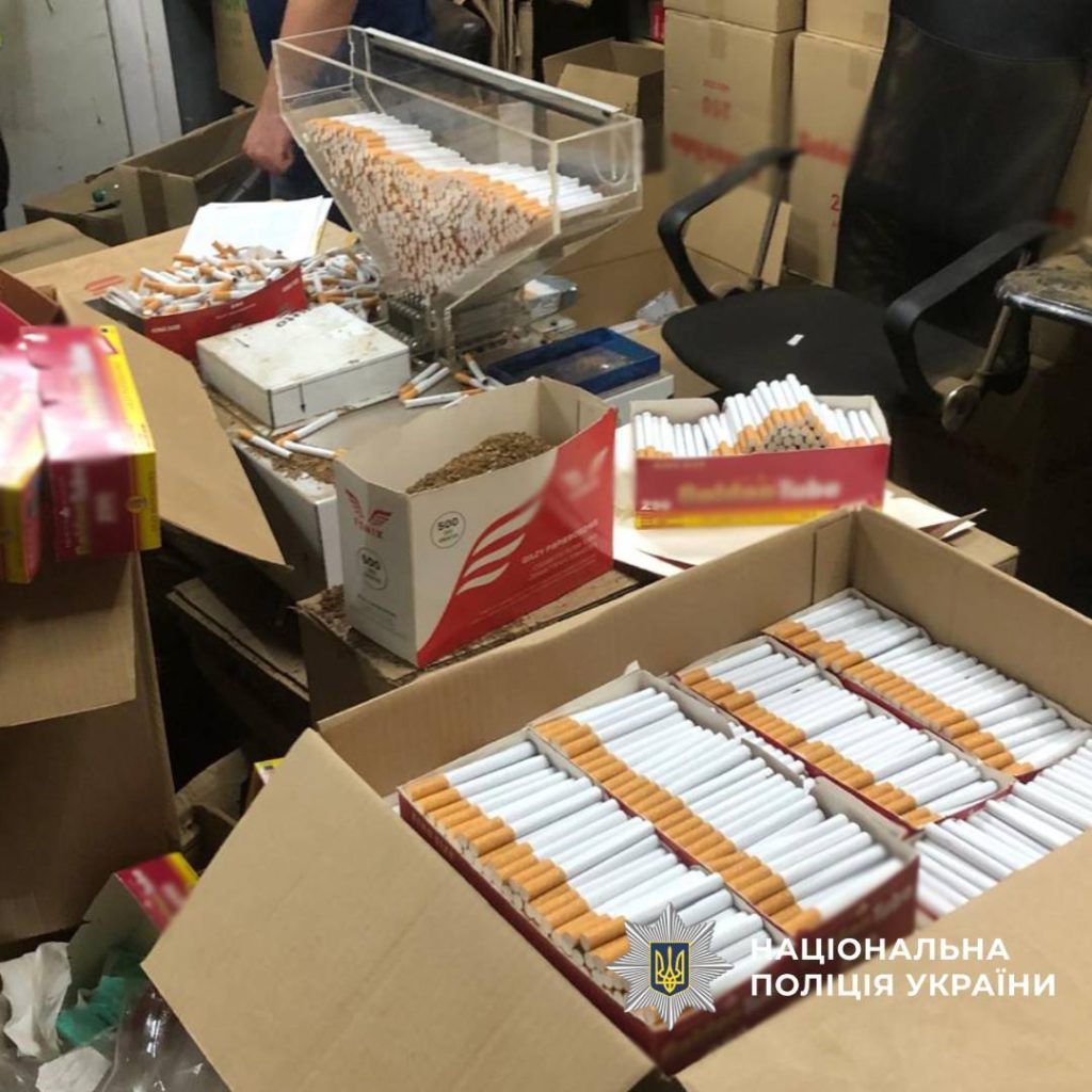 Збували сигарети під Харковом