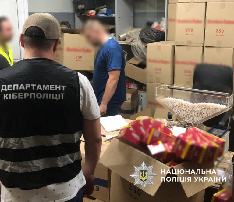 Мог работать с братом и отцом: какую преступную схему организовали