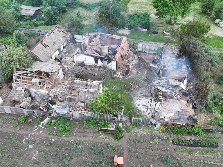 Семеро людей постраждали на Харківщині через обстріли, зруйновані дома і склад