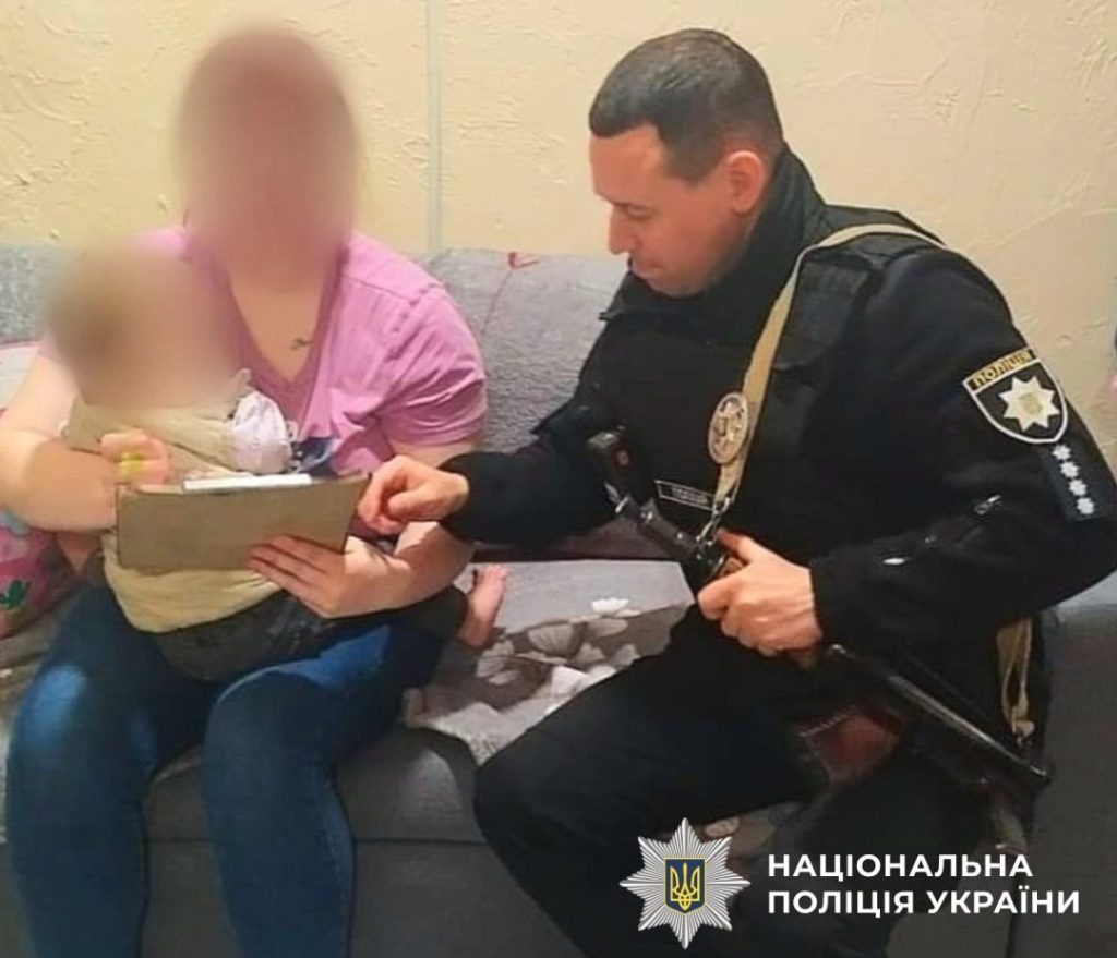 В Салтовском районе мужчина избил жену и выгнал с годовалым ребенком на улицу