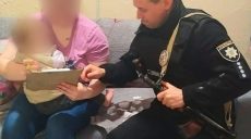 В Салтовском районе мужчина избил жену и выгнал с годовалым ребенком на улицу