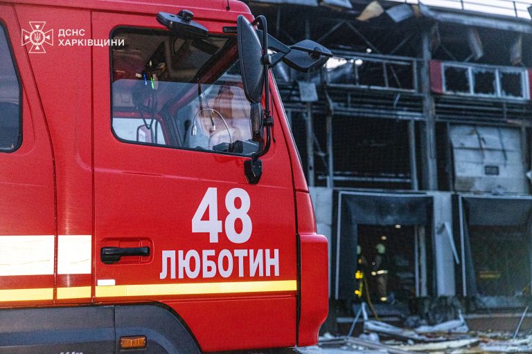 Удар РФ по відділенню пошти в передмісті Харкова: у ДСНС показали наслідки