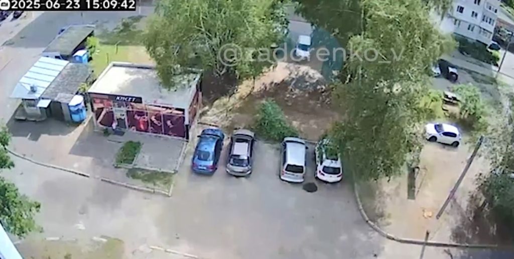 Момент удара вражеского БпЛА под Харьковом попал на камеру (видео)