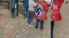 В центре Харькова – с флагом со свастикой: полиция нашла подростков (видео)