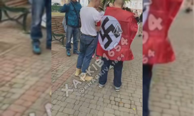 В центре Харькова – с флагом со свастикой: полиция нашла подростков (видео)