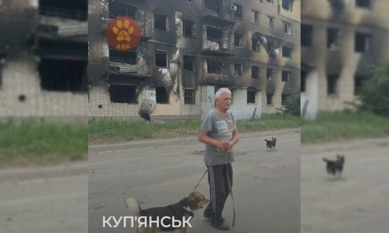 Житель Купянска остался без дома, но не выезжал, пока не эвакуируют собак 📹