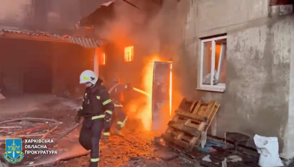 Пожары в промзоне, горящий дом, разрушенная СТО – Харьков после обстрела 📹