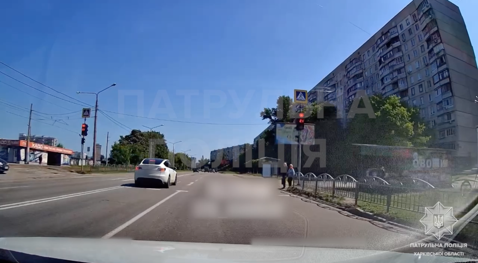“Зухвалі порушення ПДР”: копи показали, як Tesla розсікала на “червоний” 📹