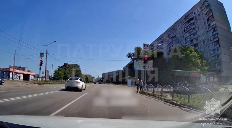 “Зухвалі порушення ПДР”: копи показали, як Tesla розсікала на “червоний” 📹