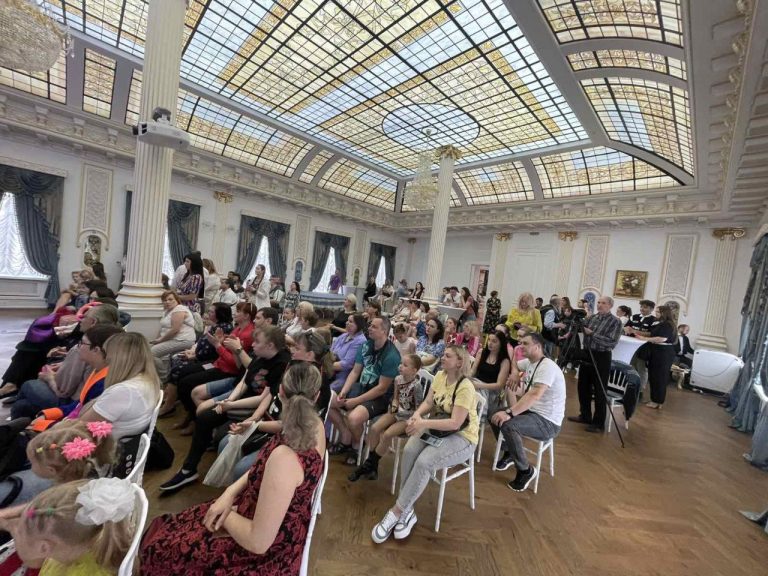 Концерт і привітання: свято для дітей провели в Харкові (відео, фото)