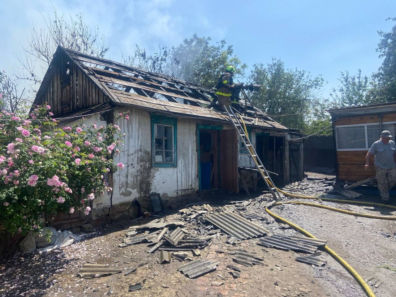 Троє загиблих, стільки ж поранених: із РСЗВ обстріляли село на Харківщині 📷