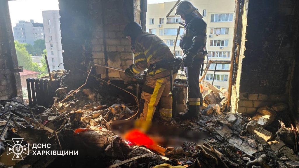 «Вверх не смотрите» — как доставали женщину из-под завалов в Харькове (видео)