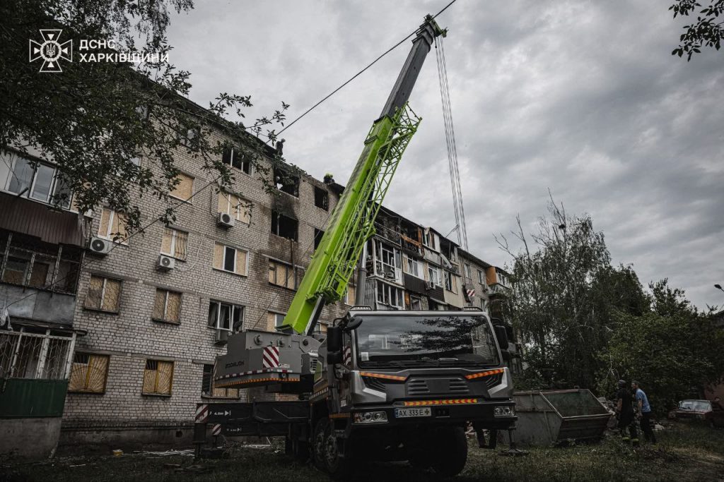 Работы на месте попадания БпЛА в пятиэтажку в Слободском районе в ночь на 11 июня 2025 года