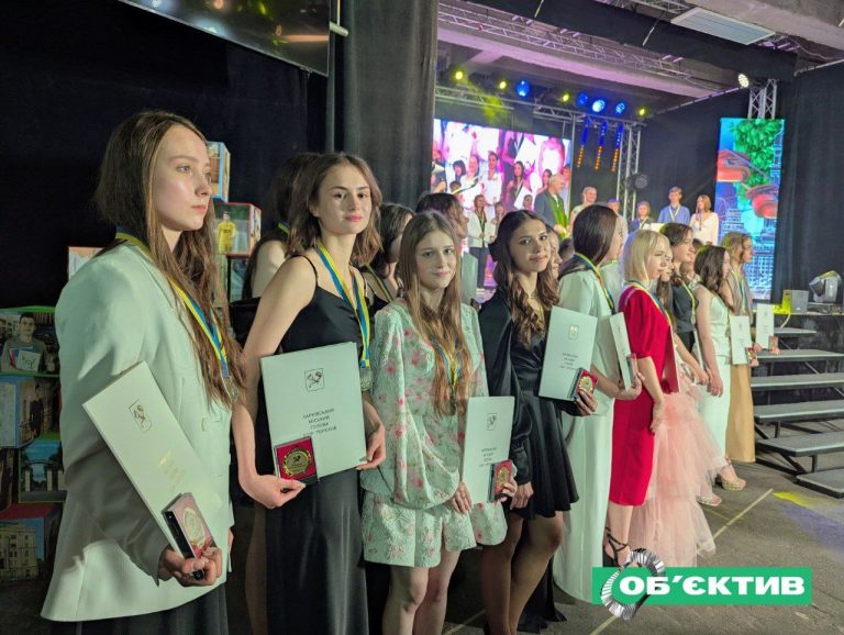 Випускний в укритті: де та яким бачить своє майбутнє молодь Харкова (відео)