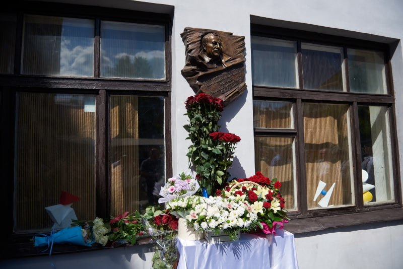 Мемориальная доска скульптору Сейфаддину Гурбанову в Харькове