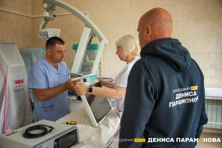 Денис Парамонов передал больнице №18 в Харькове медицинское оборудование