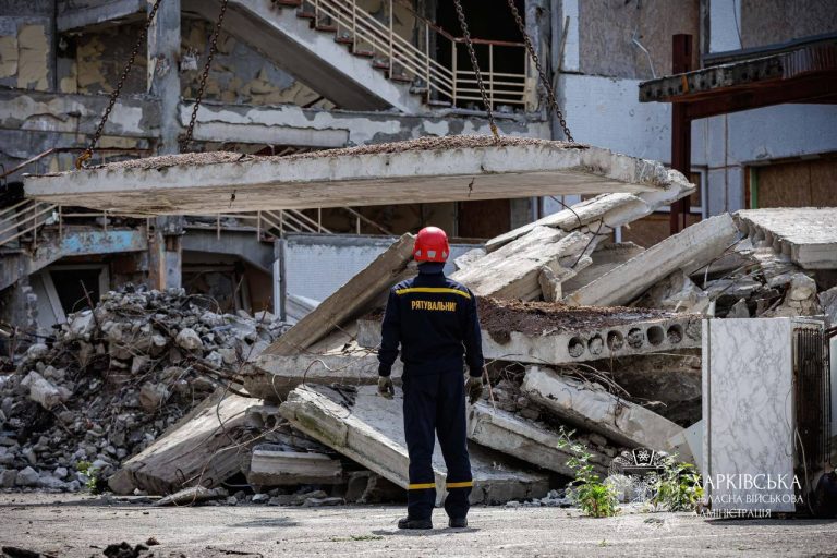 Спасатели из других областей устраняют последствия обстрелов на Харьковщине