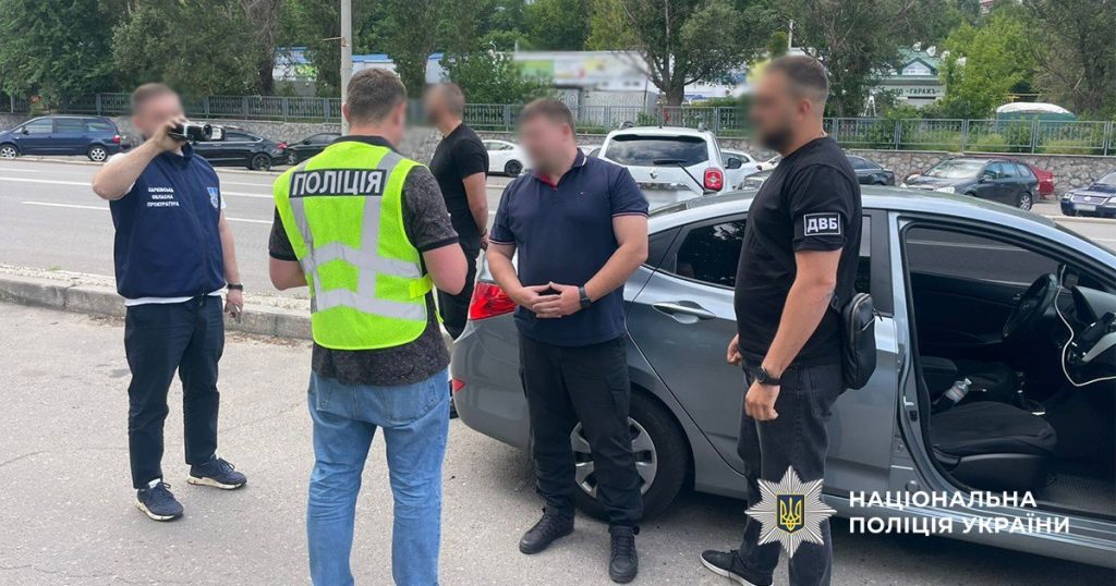 Мужчину, продававшего водительские права без экзамена, задержали в Харькове