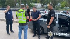 Мужчину, продававшего водительские права без экзамена, задержали в Харькове