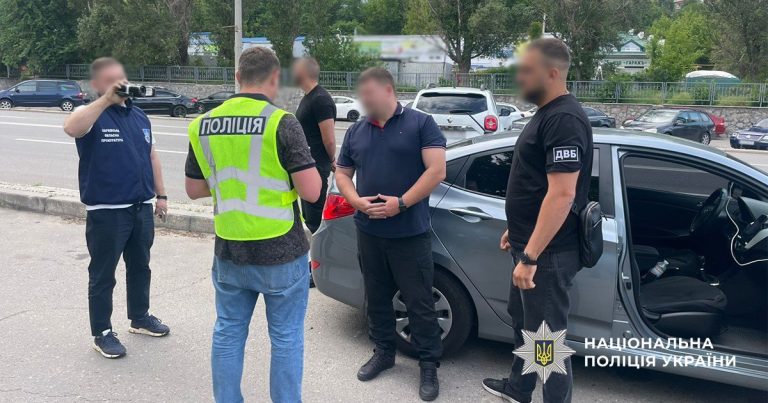 Мужчину, продававшего водительские права без экзамена, задержали в Харькове