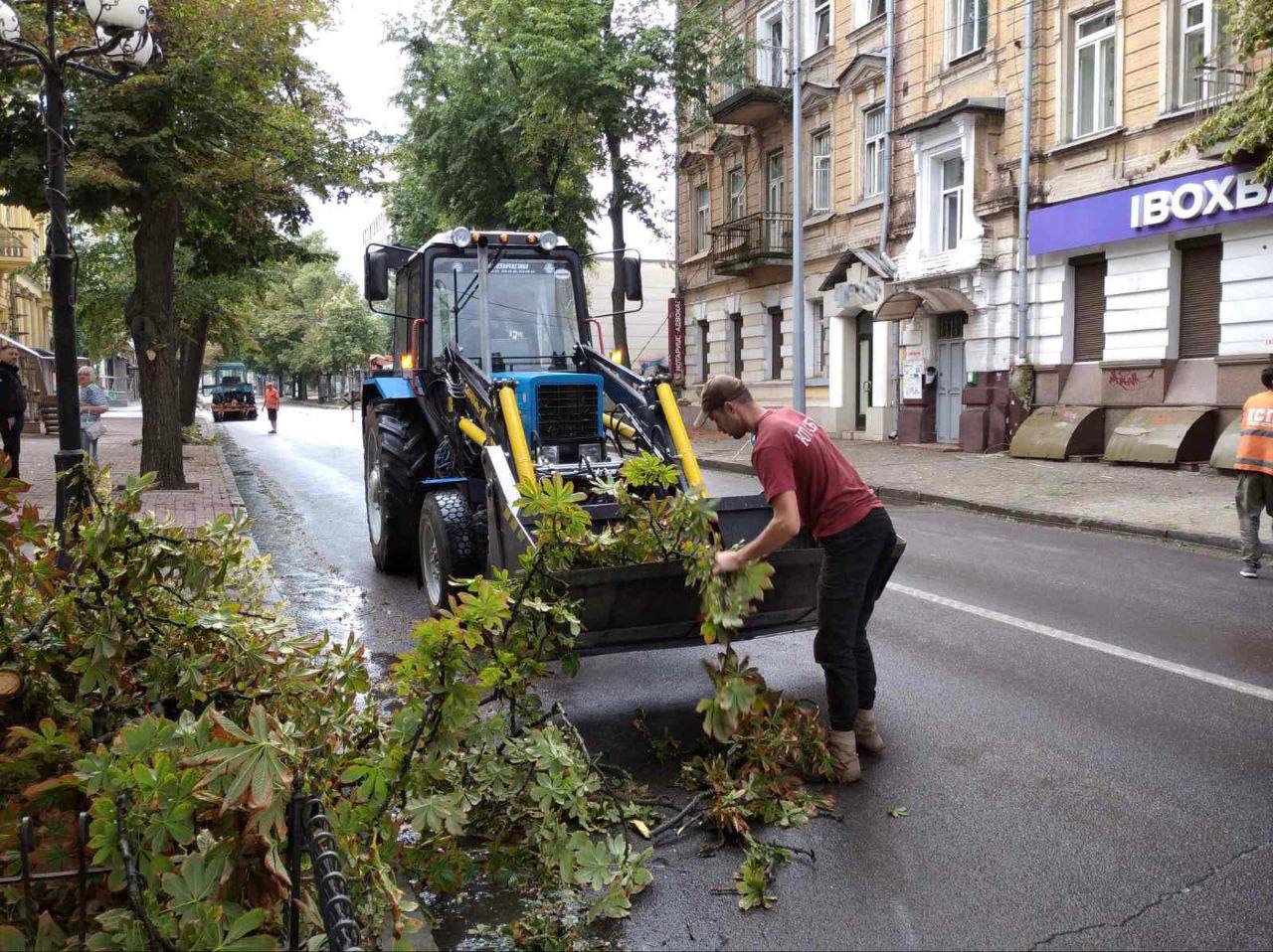 Повреждены 17 зданий, вылетели 260 окон: мэрия о результатах удара по Харькову