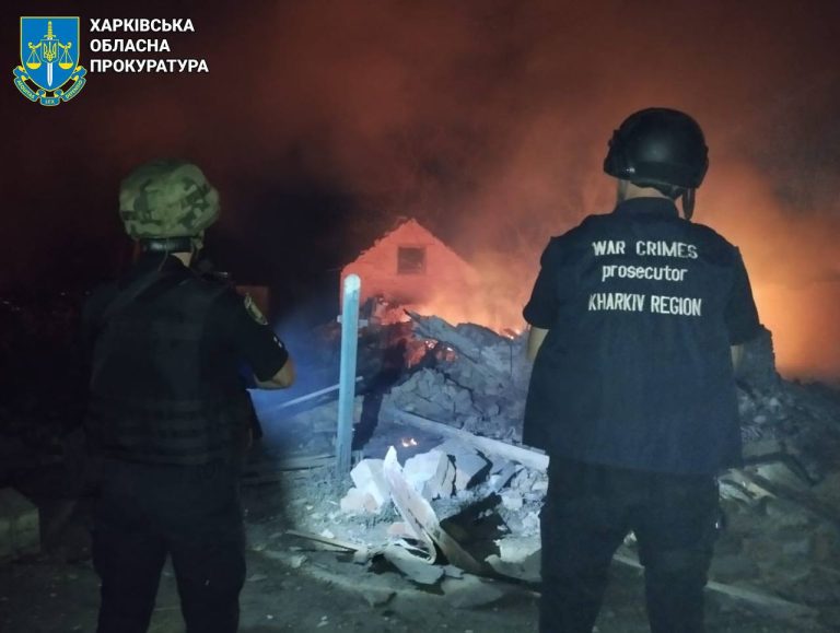 Купянщина в огне: ночью враг обстрелял поселок, ранена женщина