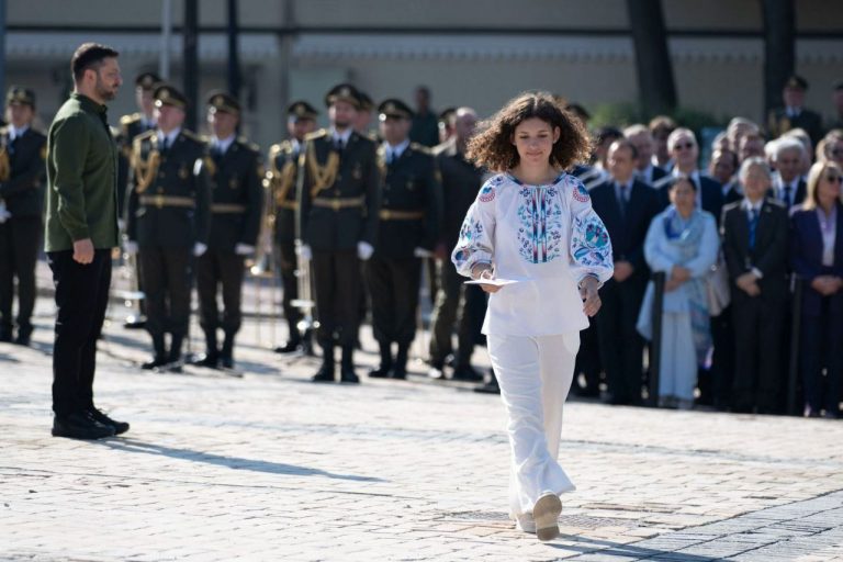 Харьковчанка получила паспорт Украины от Зеленского