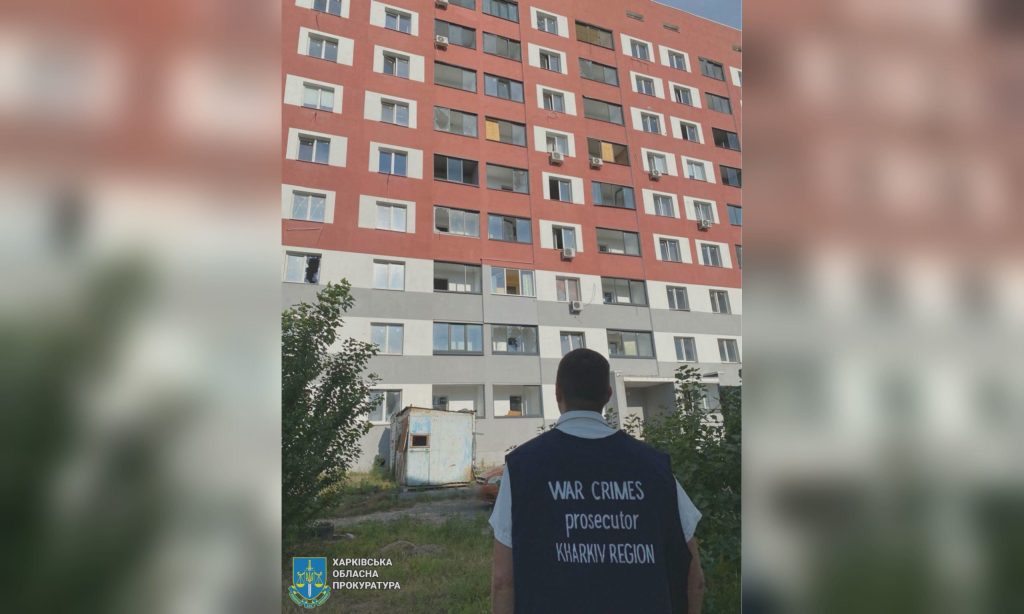 Фото обстріляної багатоповерхівки в Київському районі показали у прокуратурі