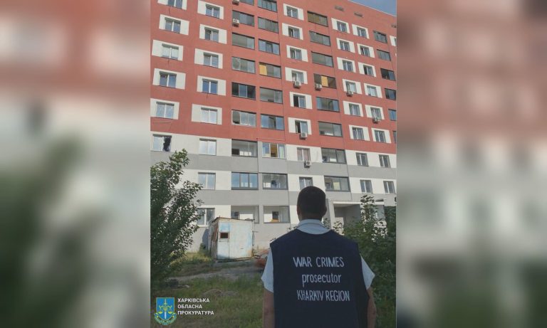Фото обстрелянной многоэтажки в Киевском районе показали в прокуратуре