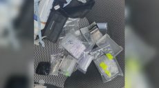В авто харьковчанки патрульные нашли 20 пакетиков с наркотиками