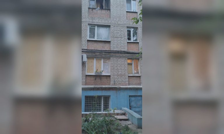 Выбиты более полусотни окон: коммунальщики устраняют последствия ударов