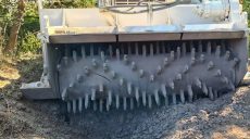 Взрывчатка сдетонировала на дороге возле леса в Изюмском районе