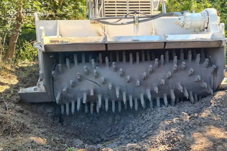 Вибухівка здетонувала на дорозі біля лісу в Ізюмському районі