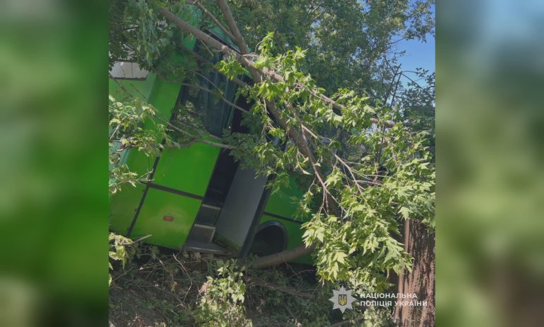 Водителю автобуса в Харькове стало плохо за рулем, транспорт слетел в кювет 📷