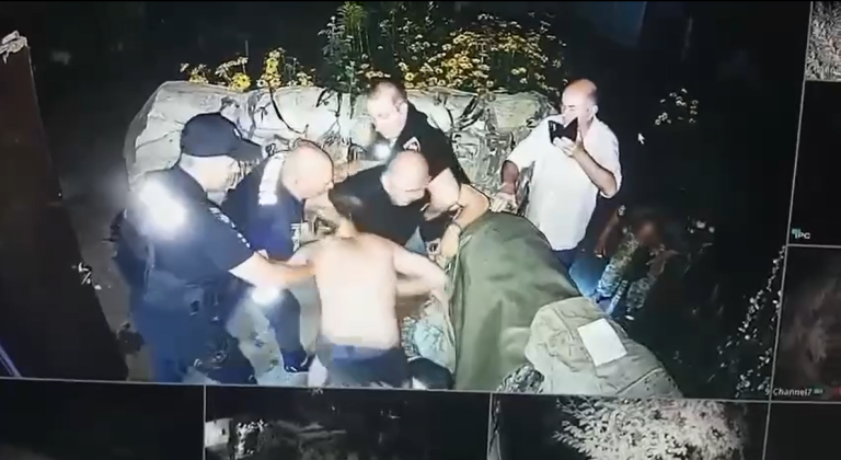 Парень ворвался в помещение ТЦК на Харьковщине и избил полицейского — НПУ 📹