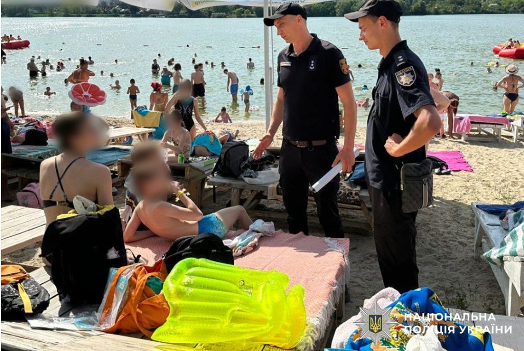 Полицейские пришли на пляж в Харькове: о чем предупреждали отдыхающих