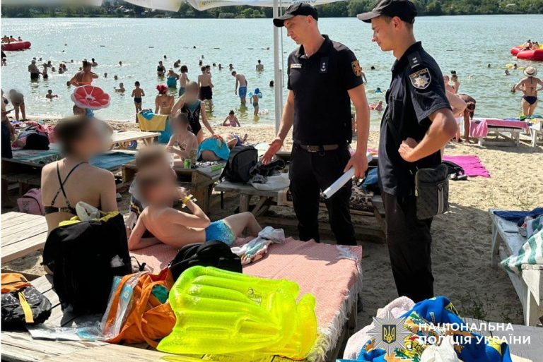 Поліціянти прийшли на пляж у Харкові: про що попереджали відпочивальників