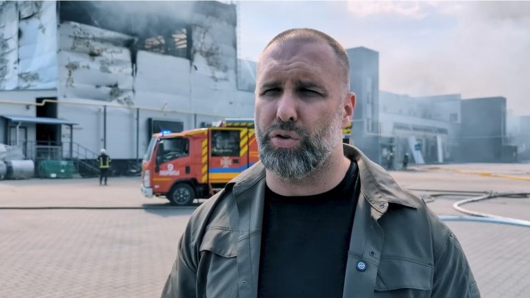 «Прилет» под Харьковом: горели продукты, тушил пожарный поезд (видео)