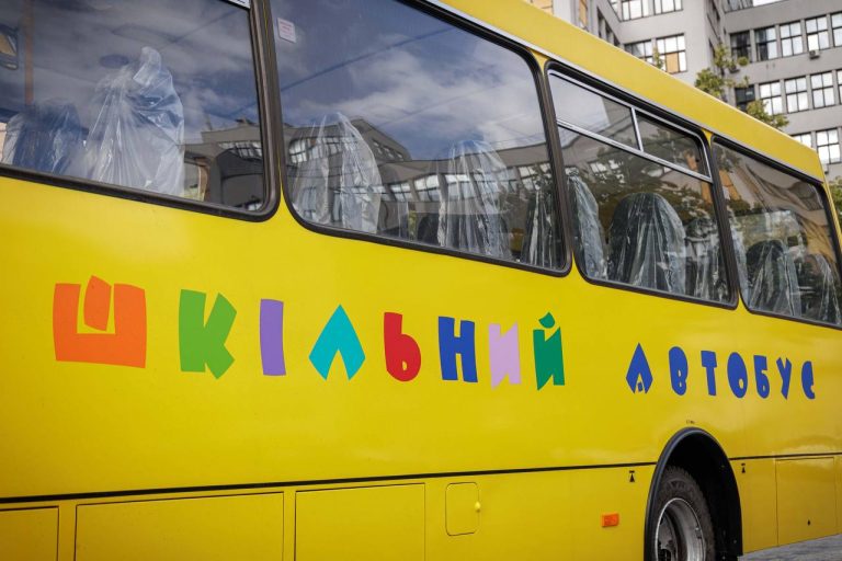 Новые школьные автобусы получила Харьковщина: каким лицеям передали (фото)